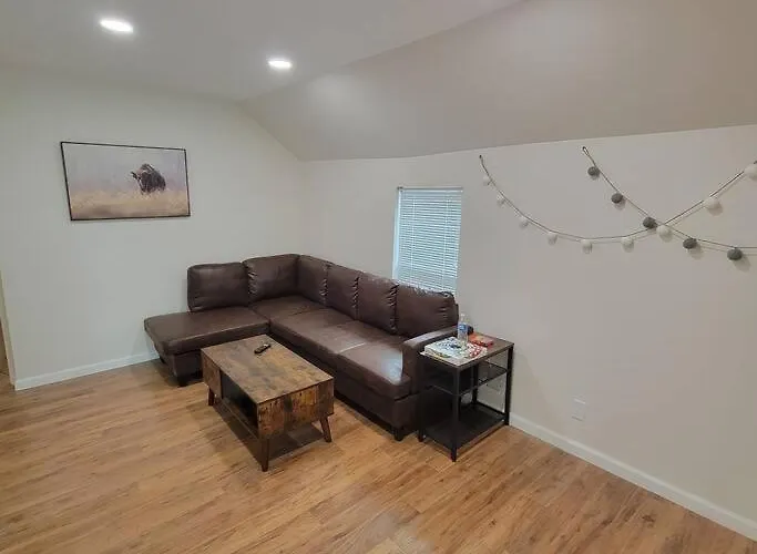 7 Bedroom House! Walk To Niagara Falls! New Whole House