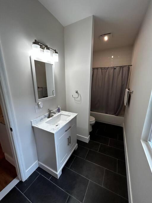 Holiday home 7 Bedroom House! Walk To Niagara Falls! New Whole House Niagara Falls