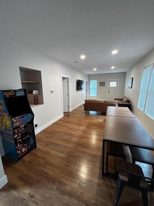 7 Bedroom House! Walk To Niagara Falls! New Whole House Holiday home Niagara Falls