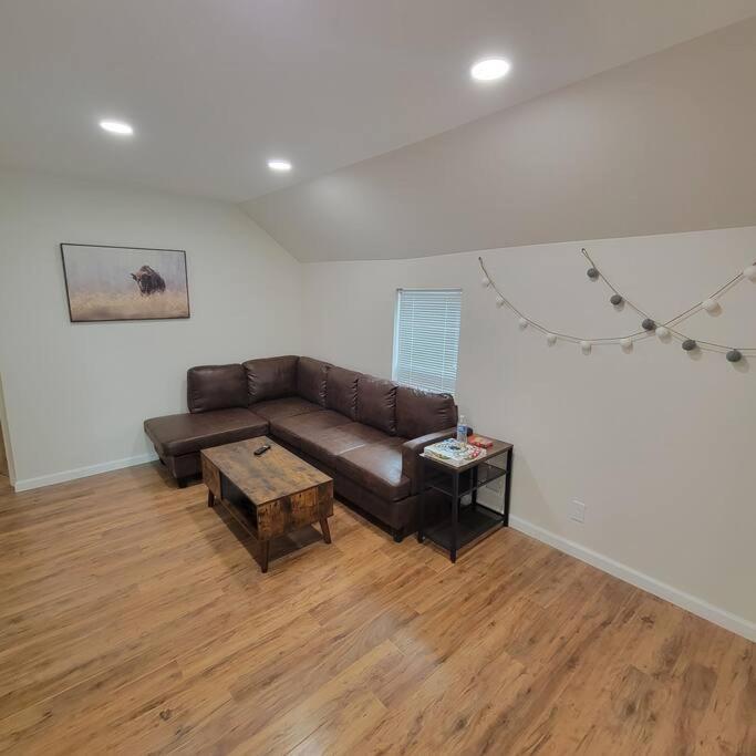 7 Bedroom House! Walk To Niagara Falls! New Whole House Holiday home