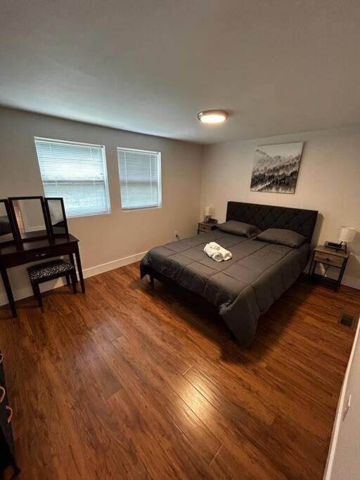 7 Bedroom House! Walk To Niagara Falls! New Whole House Holiday home *