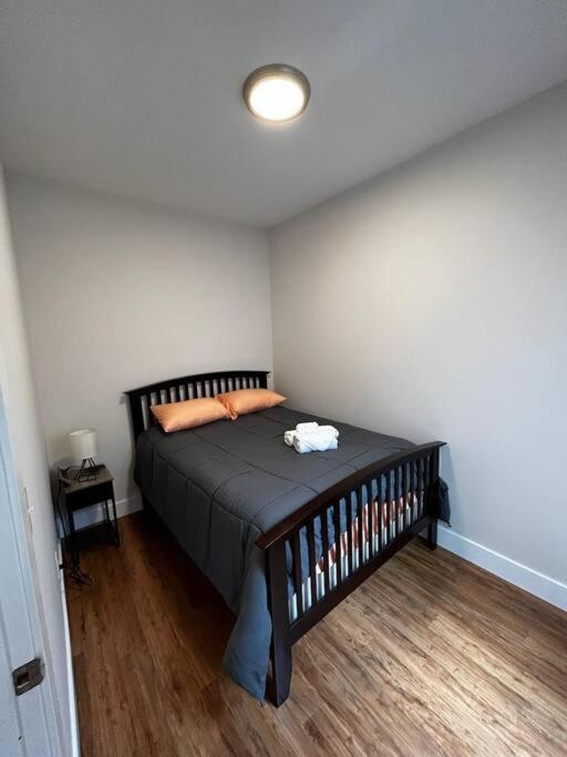 7 Bedroom House! Walk To Niagara Falls! New Whole House Holiday home Niagara Falls