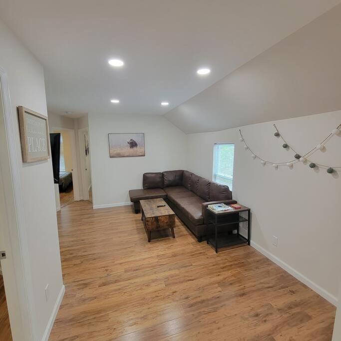 Holiday home 7 Bedroom House! Walk To Niagara Falls! New Whole House *