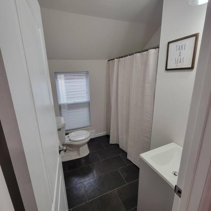 7 Bedroom House! Walk To Niagara Falls! New Whole House Holiday home *