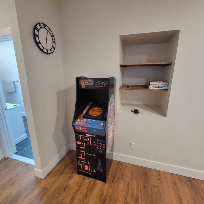 7 Bedroom House! Walk To Niagara Falls! New Whole House Holiday home Niagara Falls