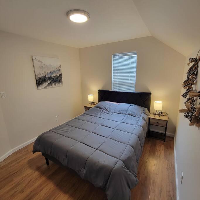 Holiday home 7 Bedroom House! Walk To Niagara Falls! New Whole House *