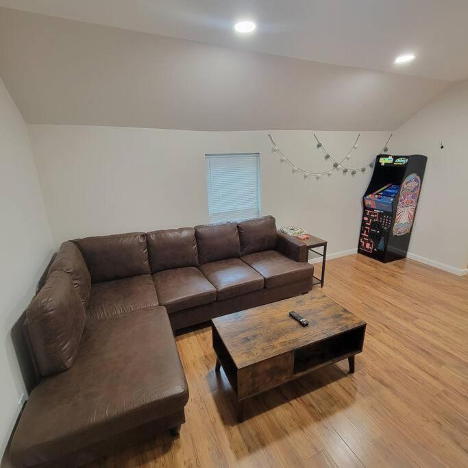 7 Bedroom House! Walk To Niagara Falls! New Whole House Holiday home Niagara Falls