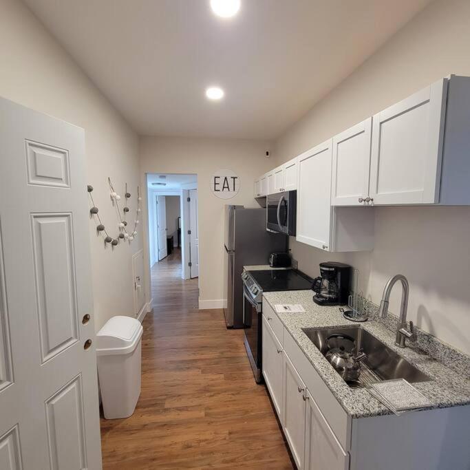 7 Bedroom House! Walk To Niagara Falls! New Whole House Holiday home *