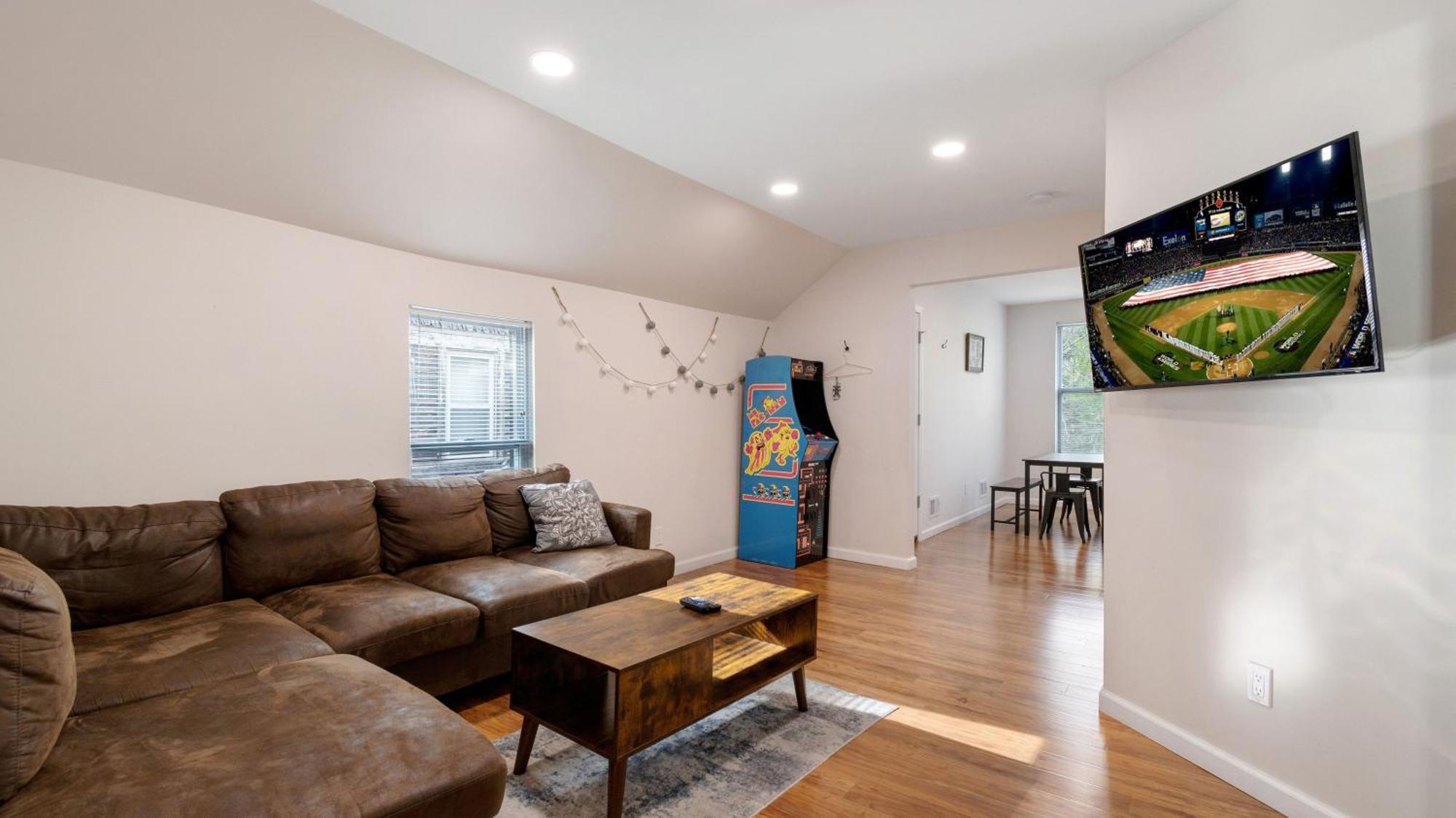 7 Bedroom House! Walk To Niagara Falls! New Whole House *
