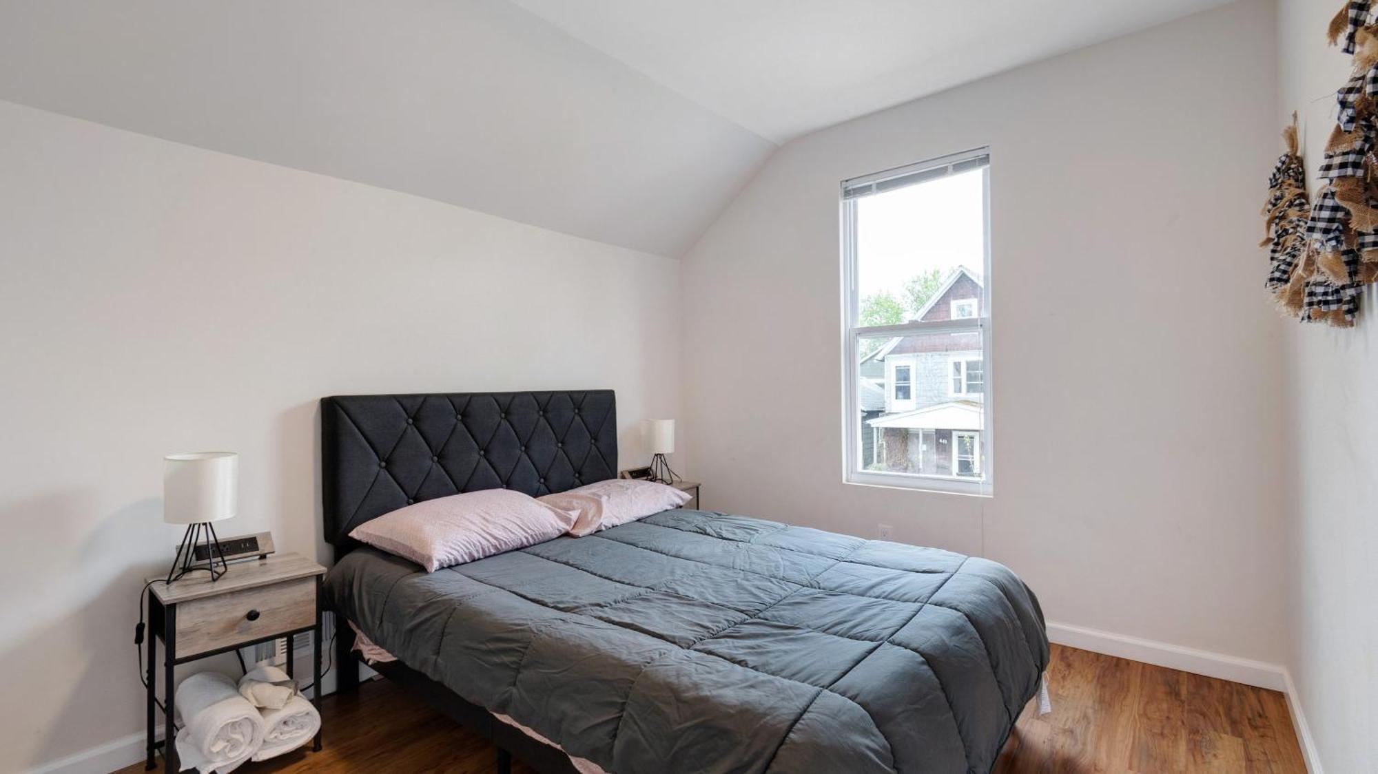 7 Bedroom House! Walk To Niagara Falls! New Whole House *