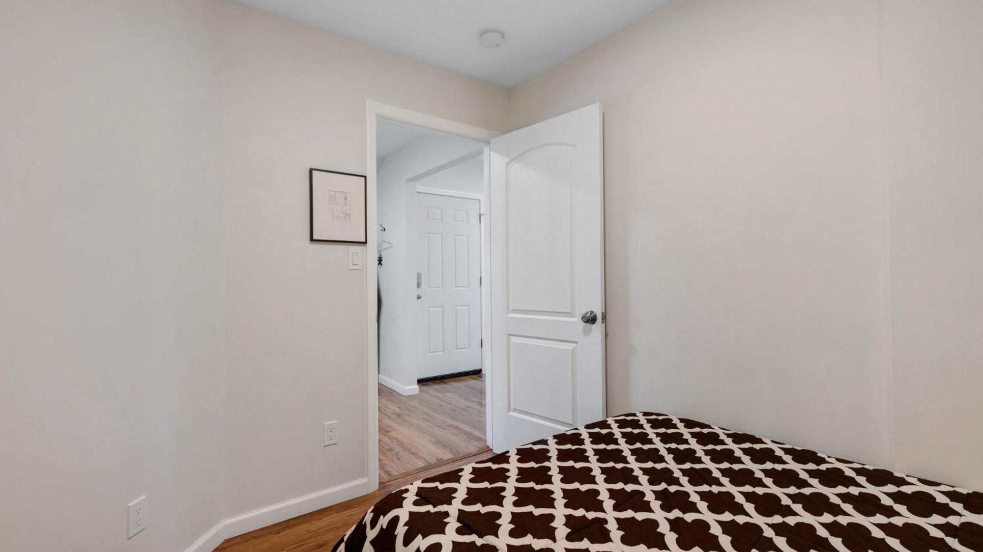 7 Bedroom House! Walk To Niagara Falls! New Whole House Niagara Falls