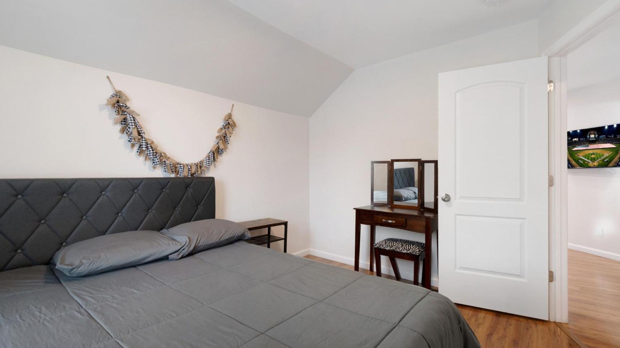 7 Bedroom House! Walk To Niagara Falls! New Whole House * Niagara Falls