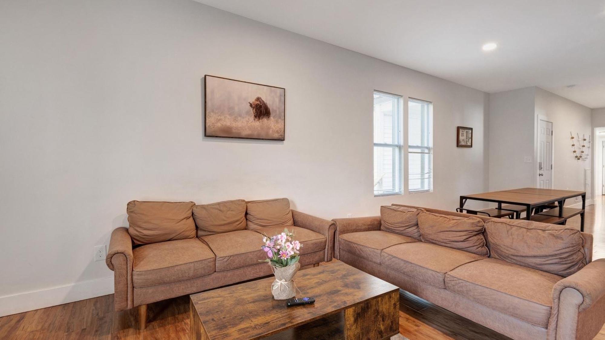 7 Bedroom House! Walk To Niagara Falls! New Whole House Casa vacanze Niagara Falls