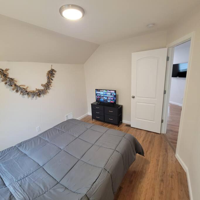 7 Bedroom House! Walk To Niagara Falls! New Whole House *