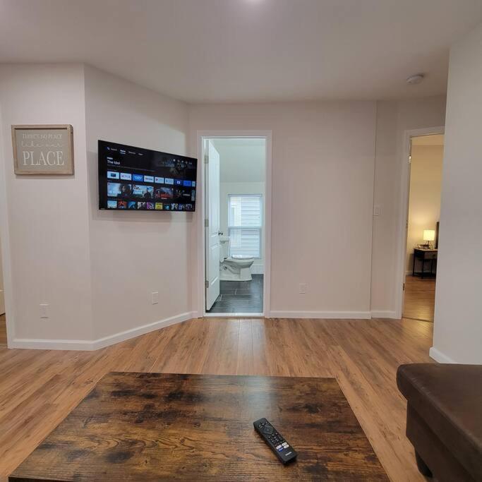 7 Bedroom House! Walk To Niagara Falls! New Whole House Сasa de vacaciones