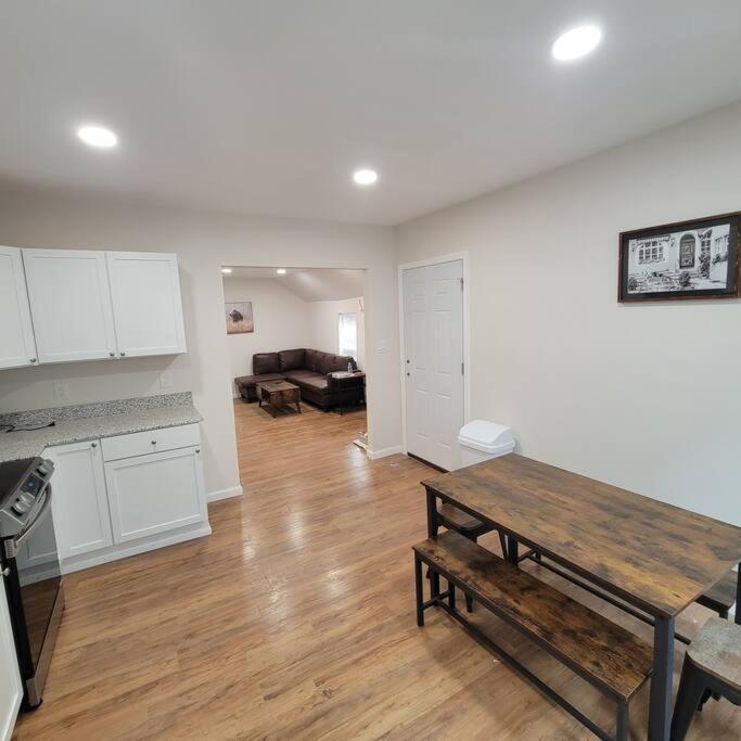 7 Bedroom House! Walk To Niagara Falls! New Whole House Сasa de vacaciones *